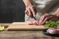 新西兰放宽引入移民厨师要求 以支持餐饮业发展