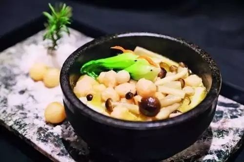 【招牌菜】石锅野菌烩虾圆
