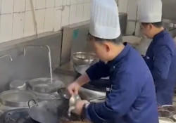 厨师炒菜，竟把勺子头炒进菜里了~看完不许笑~
