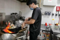 为看世界杯，河南厨师在卡塔尔炒菜，营业额翻倍