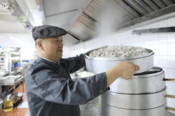 厨师经济不宽裕，却默默助学女孩11年，他的善举温暖人心