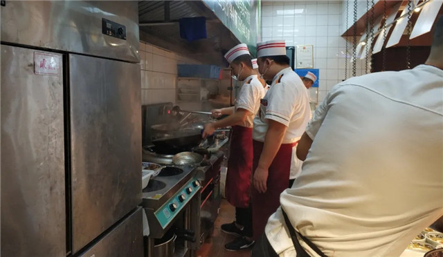 厨师没签劳动合同，却每月被扣工资交税，餐厅这样做合法吗？
