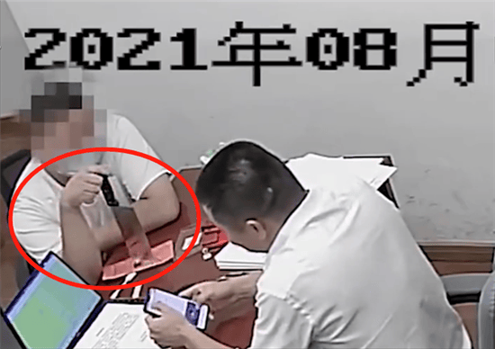 厨师因生活所迫持菜刀抢银行，结果恳求经理报警！