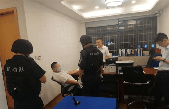 厨师因生活所迫持菜刀抢银行，结果恳求经理报警！